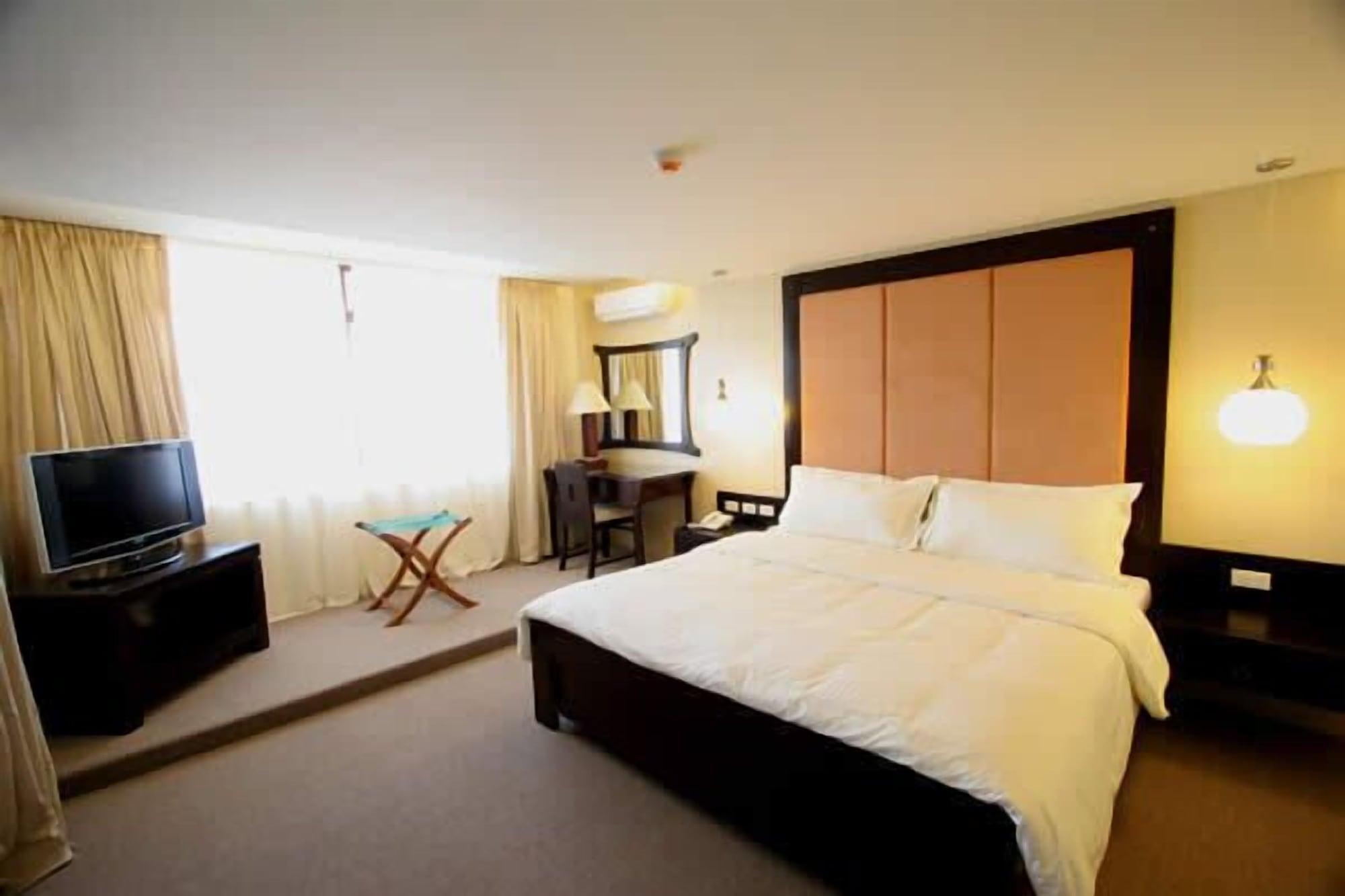 Coron Gateway Hotel & Suites Exterior photo